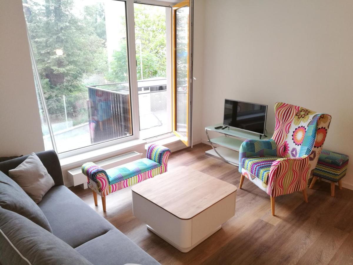 Bein Apartment With Parking ブルノ エクステリア 写真