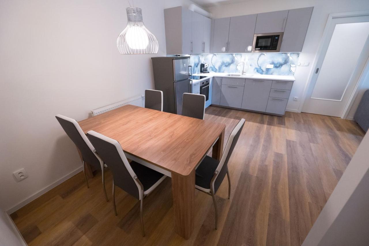 Bein Apartment With Parking ブルノ エクステリア 写真