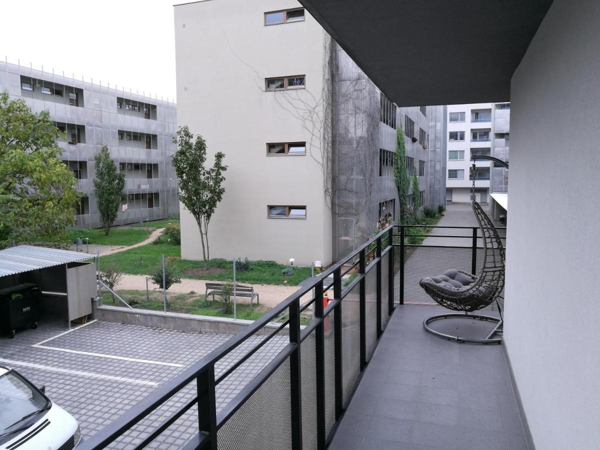 Bein Apartment With Parking ブルノ エクステリア 写真