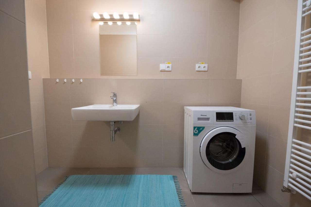 Bein Apartment With Parking ブルノ エクステリア 写真